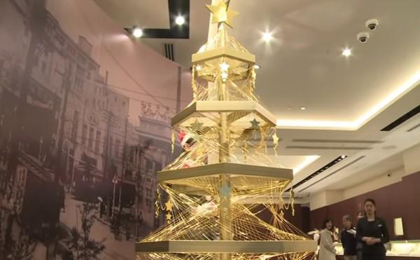 Lóa mắt với loạt cây thông bằng vàng ròng sang chảnh, đắt giá nhất thế giới